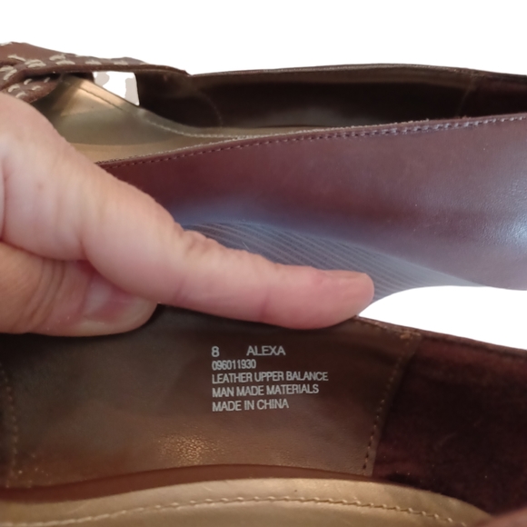 Brown leather open toe heel/sandal. Size 8 - Picture 5 of 5